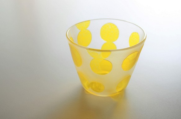 黄色丸模様のグラス 1枚目の画像