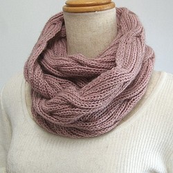 リバーシブルなわ編みのスヌード　ポッサム・メリノ・シルク毛糸　ピオニーピンク 1枚目の画像