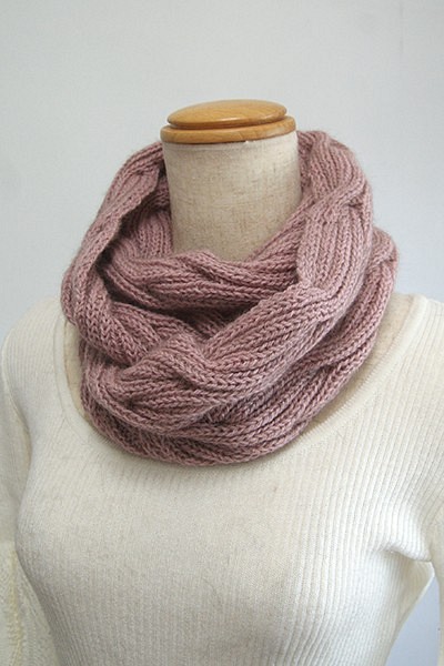 リバーシブルなわ編みのスヌード　ポッサム・メリノ・シルク毛糸　ピオニーピンク 1枚目の画像