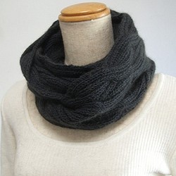 リバーシブルなわ編みのスヌード　ポッサム・メリノ・シルク毛糸　チャコールグレー 1枚目の画像