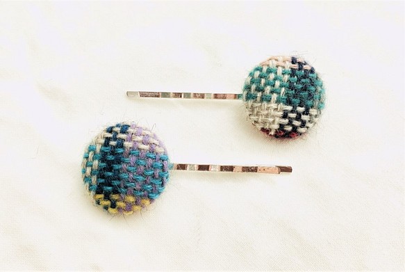手織り生地くるみボタンのヘアピン2本セット⑥　ＮＺポッサム・メリノ・シルク 1枚目の画像