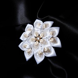 花の雫(ホワイト×クリーム)｜つまみ細工のコサージュ 1枚目の画像