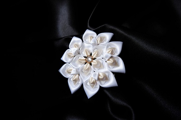 花の雫(ホワイト×クリーム)｜つまみ細工のコサージュ 1枚目の画像