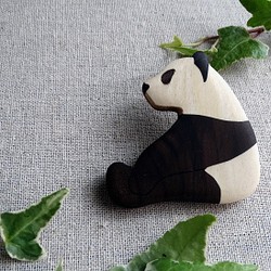 木象嵌ブローチ【横向きパンダ】 1枚目の画像