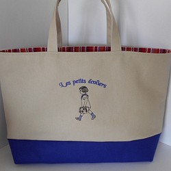 ａ４サイズ刺繍の帆布のトートバッグ フランスの通学の女の子 ブルー トートバッグ もちぶくろ 通販 Creema クリーマ ハンドメイド 手作り クラフト作品の販売サイト