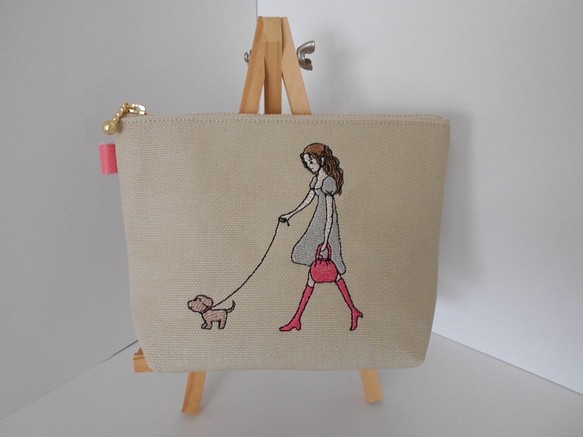 わんちゃんとお散歩中の女の子刺繍の帆布のポーチ １６㎝ 18㎝　２０㎝ 1枚目の画像