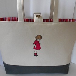 Ａ４サイズ刺繍の帆布のトートバッグ　可愛いフランスの女の子　ホックとポケット付き 1枚目の画像