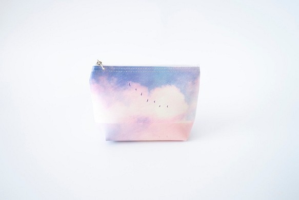 人造革小袋，配以粉紅色的雲彩和湖泊 第1張的照片