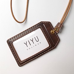 YIYU 皮革頸掛式證件套 / 焦糖深棕 第1張的照片