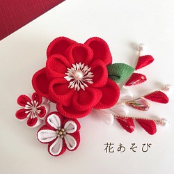 卒業式 袴 ☆ 紅白花のお祝いツーウェイクリップ ☆ 成人式 振り袖にも 1枚目の画像