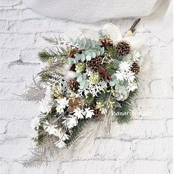 snow flower 　白い小枝をそえて　スワッグ：木の実　アンバーバーム　コニファー　白　リボン　 1枚目の画像
