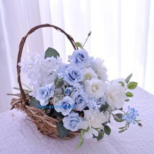 白と水色の爽やかな花束をバスケットに フラワー リース はなりえｍａｄｅ 通販 Creema クリーマ ハンドメイド 手作り クラフト作品の販売サイト
