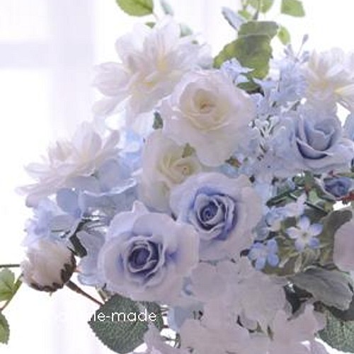 白と水色の爽やかな花束をバスケットに フラワー リース はなりえｍａｄｅ 通販 Creema クリーマ ハンドメイド 手作り クラフト作品の販売サイト