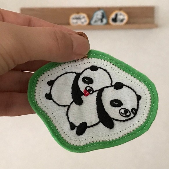 手刺繍チャーム_双子の赤ちゃんパンダ〈くっつき〉 1枚目の画像