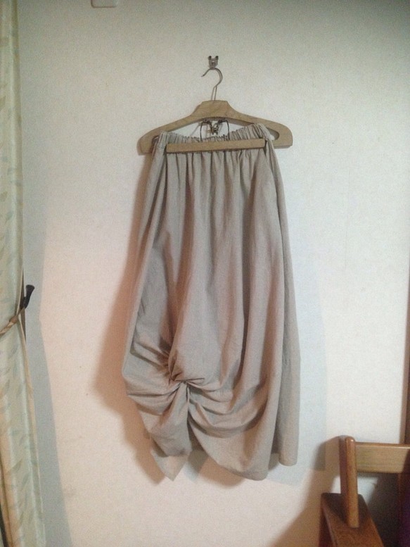 【再販！】エクリュ生成のハーフリネン ツイストコクーンスカート 1枚目の画像