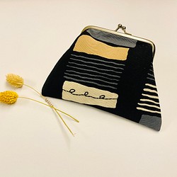 積み上げられた正方形。スクエアマウスゴールドバッグ。財布化粧鞄イヤホン小さなもの。刺繍。日本の布 1枚目の画像