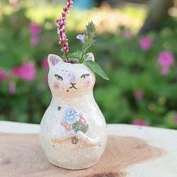 花束を持った 白猫ミニ花瓶  一輪挿し 1枚目の画像