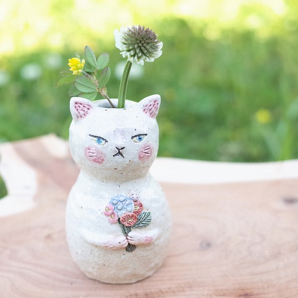 花束を持った白猫ちゃん   ミニ花瓶  一輪挿し 1枚目の画像