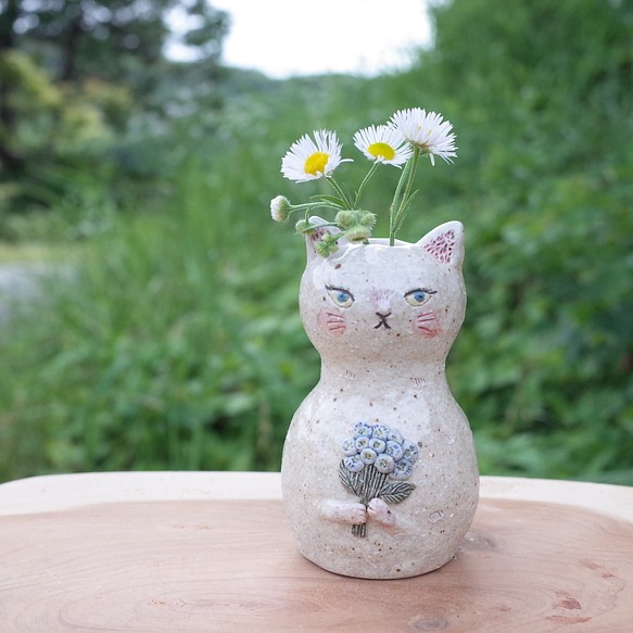 花束をもった白猫  ミニ花瓶  一輪挿し 1枚目の画像