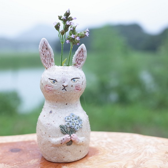 花束を持った 白うさぎ ミニ花瓶 一輪挿し 一輪挿し 花瓶 花器 けいすいがま 通販 Creema クリーマ ハンドメイド 手作り クラフト作品の販売サイト