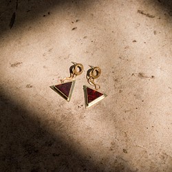 Trilogy-Loop & Triangle Stone Earrings-Rouge-Silver Stud 1枚目の画像
