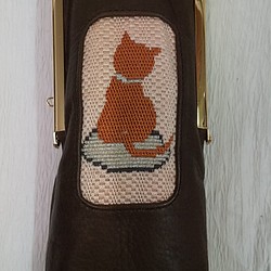 絽ざし：メガネケース　ココアブラウン革製の赤毛の猫のシルエット（がま口タイプ 1枚目の画像