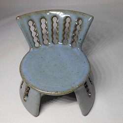陶製のミニチュア椅子（ブルーグレー釉） 1枚目の画像