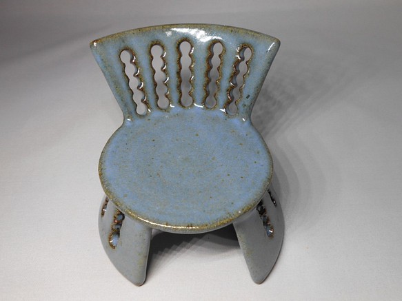 陶製のミニチュア椅子（ブルーグレー釉） 1枚目の画像