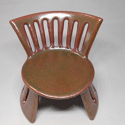 陶製のミニチュア椅子（鉄釉） 1枚目の画像