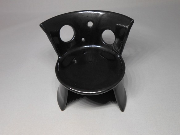 陶製のミニチュア椅子（黒釉） 1枚目の画像