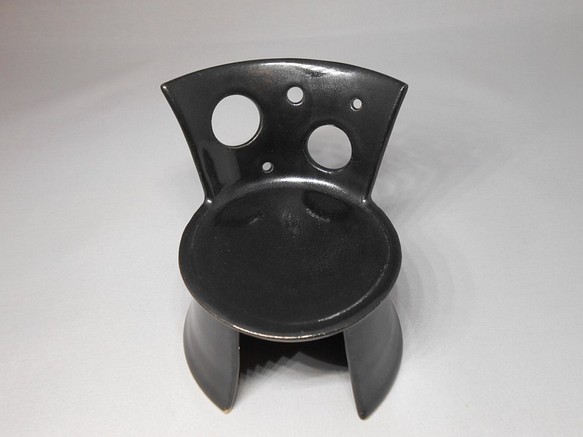 陶製のミニチュア椅子（黒釉） 1枚目の画像