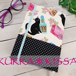 【L】四六判B6判　ソフトカバー単行本、コミック用ブックカバー 黒猫と薔薇とコスメ(オフ白、黒水玉/コットン) 1枚目の画像