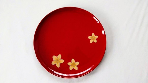 [皿・盆] 　8寸丸皿「プルメリア」　　木製漆塗　呂色仕上 1枚目の画像