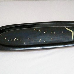 [皿・盆] 　11.5寸長皿「海菖蒲」　　木製変り塗　消紛蒔絵 1枚目の画像