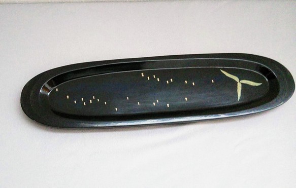 [皿・盆] 　11.5寸長皿「海菖蒲」　　木製変り塗　消紛蒔絵 1枚目の画像