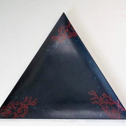 [皿・盆] 　変わった形の皿　「イソハナ」　乾漆三角大皿　フォーク付 1枚目の画像