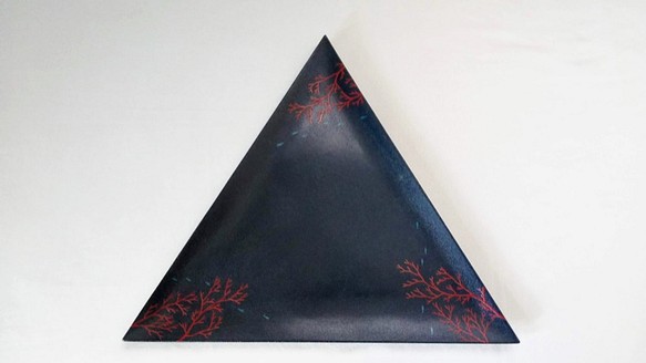 [皿・盆] 　変わった形の皿　「イソハナ」　乾漆三角大皿　フォーク付 1枚目の画像