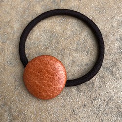 本革くるみボタンのヘアゴム オレンジ 1枚目の画像