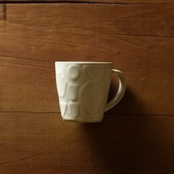 カフェタイムにおすすめ　器のレリーフパターンが可愛い　益子焼マグカップ（白） 1枚目の画像