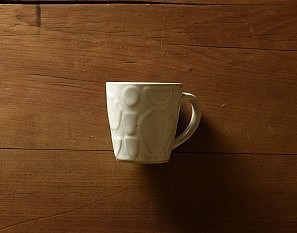 カフェタイムにおすすめ　器のレリーフパターンが可愛い　益子焼マグカップ（白） 1枚目の画像