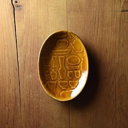 カフェタイムにおすすめ　器のレリーフパターンが可愛い　益子焼オーバルプレートS（茶） 1枚目の画像