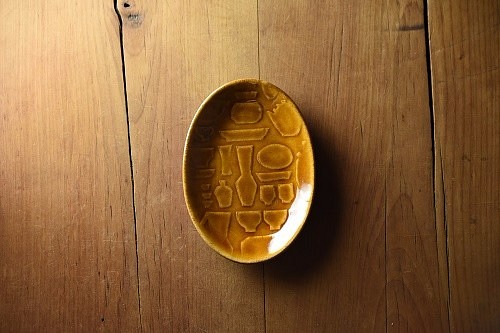 カフェタイムにおすすめ　器のレリーフパターンが可愛い　益子焼オーバルプレートS（茶） 1枚目の画像