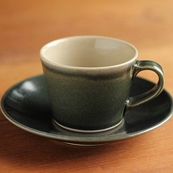 シンプルで使いやすい　益子焼コーヒーカップ＆ソーサーセット（カーキ） 1枚目の画像