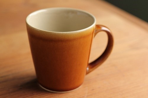 シンプルで使いやすい　益子焼マグカップ（キャラメル） 1枚目の画像