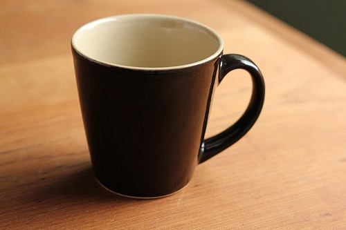 シンプルで使いやすい　益子焼マグカップ（黒） 1枚目の画像