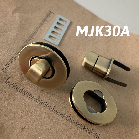 MJK30A☆ひねり金具(ひねり止め)錠金具約30×22㎜レトロゴールド 1枚目の画像