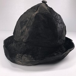 黑色皮革尖尖帽子的[三角形帽] 第1張的照片