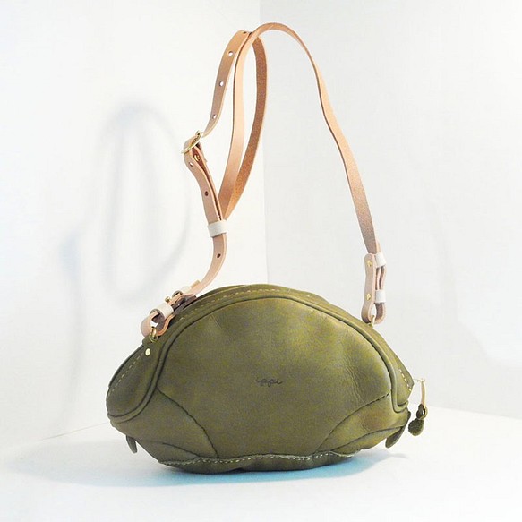 ippi」『Mashroombag 』OLIVE〈コロンと可愛いショルダーバッグ、本革