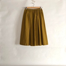 ハーフリネンのギャザースカート　スモークマスタード 1枚目の画像