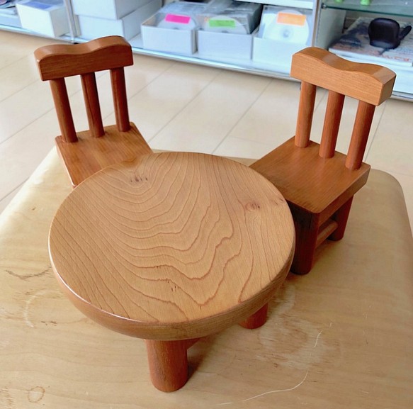 イスと丸テーブル（北海道カツラ材）未使用保管品　ヴィンテージ 1枚目の画像